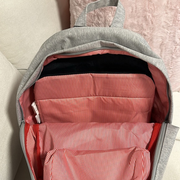 Sold - BNWT Herschel Backpack - Picture 5 of 7